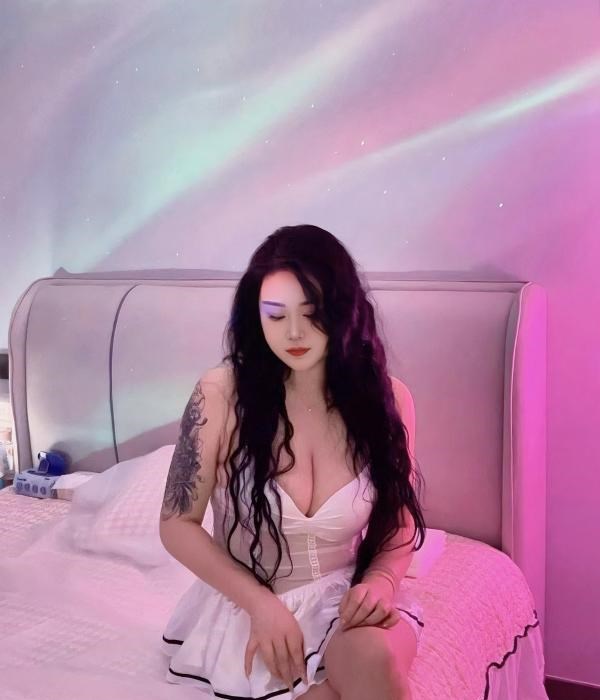 巨乳红唇性感贝贝 图片 2