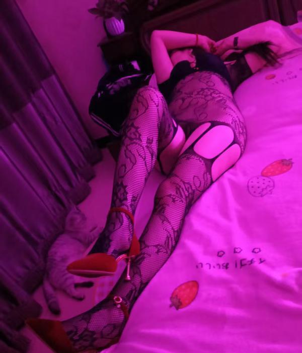 诱人身材骚妇 图片 2